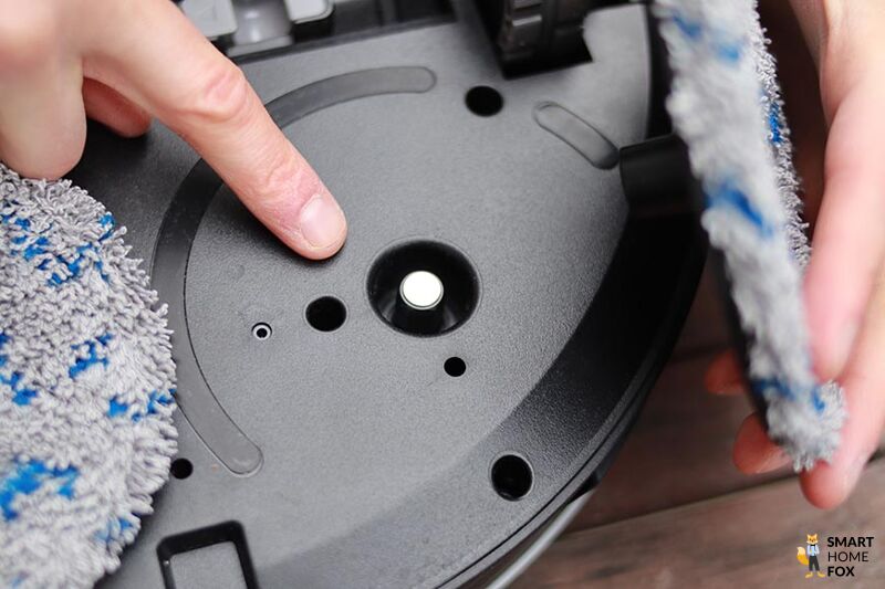 Die Wischmopps des Ecovacs Deebot X1 OMNI werden mittels Magnet befestigt